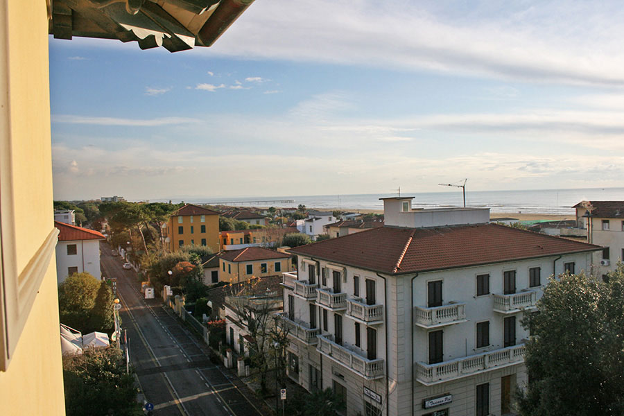 Vista mare da una delle camere dell' hotel Villa Ombrosa a Marina di Pietrasanta