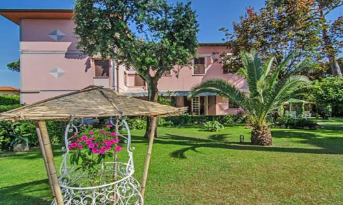 Hotel a Forte dei Marmi, giardino hotel Ambra