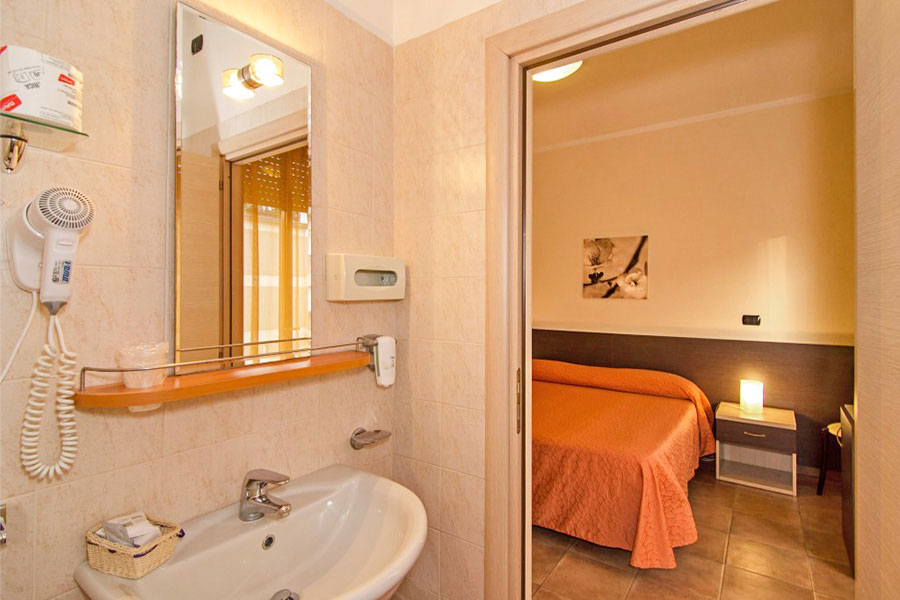 hotel a Marina di Massa, camera hotel Gabrini