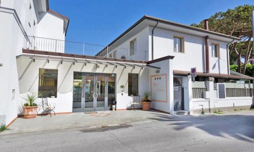 Hotel a Marina di Pietrasanta, esterno strada hotel Milton