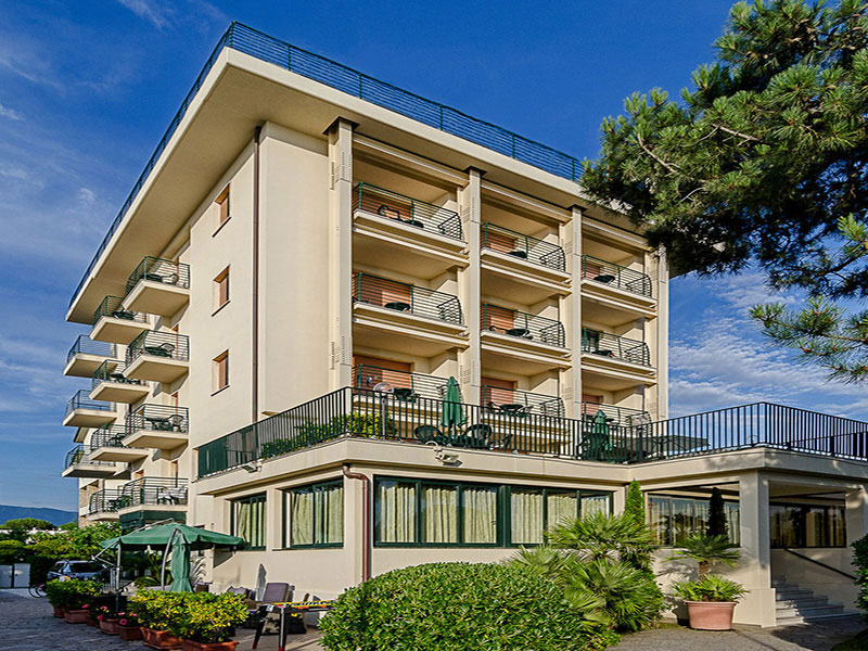 Hotel a Lido di Camaiore, facciata Hotel Paris