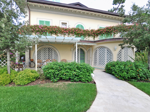Fronte strada villa in vendita a Marina di Pietrasanta Cod 1334