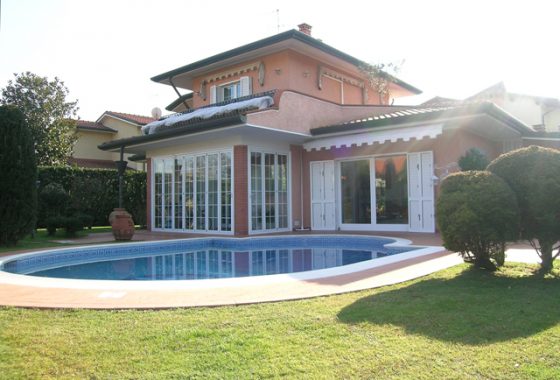 villa con piscina in vendita a marina di pietrasanta