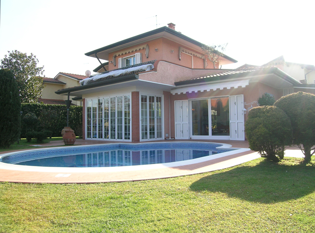 villa con piscina in vendita a marina di pietrasanta