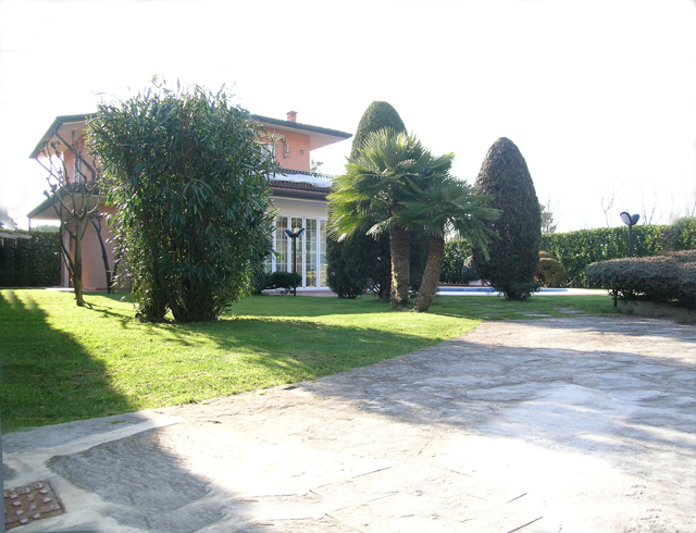Ingresso carraio della villa con piscina in vendita a Marina di Pietrasanta Cod 1150