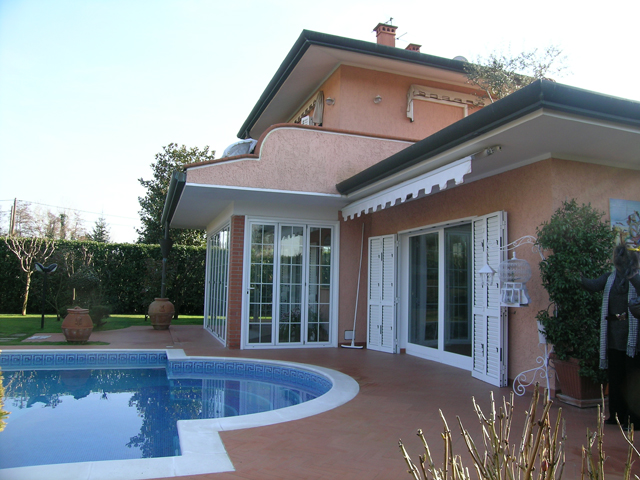 Vista lato Viareggio della villa con piscina in vendita a Marina di Pietrasanta Cod 1150