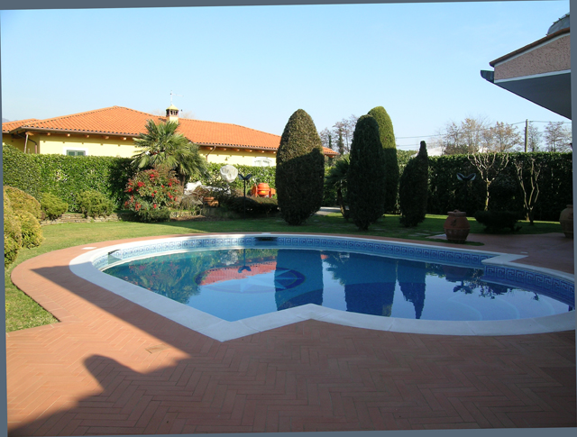 Vista piscina della villa con piscina in vendita a Marina di Pietrasanta Cod 1150