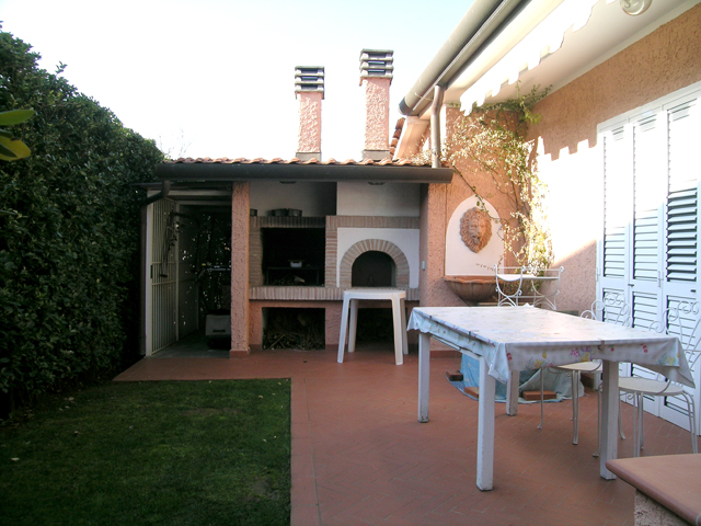 Forno esterno della villa con piscina in vendita a Marina di Pietrasanta Cod 1150