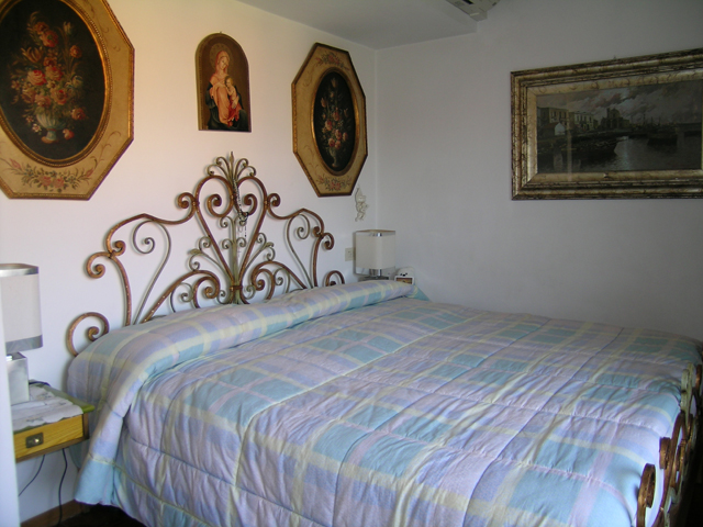 camera da letto della villa con piscina in vendita a Marina di Pietrasanta Cod 1150