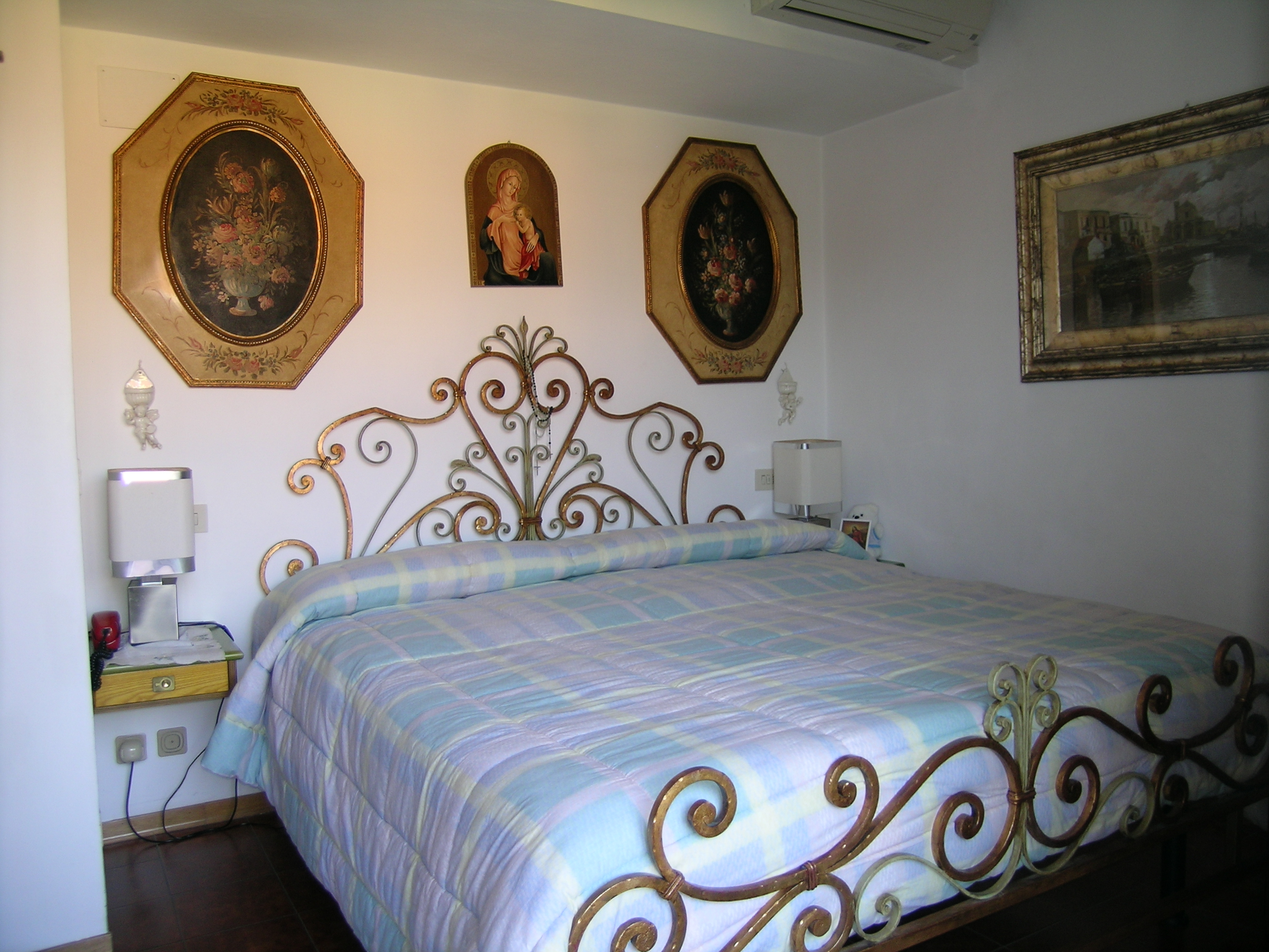 Camera da letto della villa con piscina in vendita a Marina di Pietrasanta Cod 1150