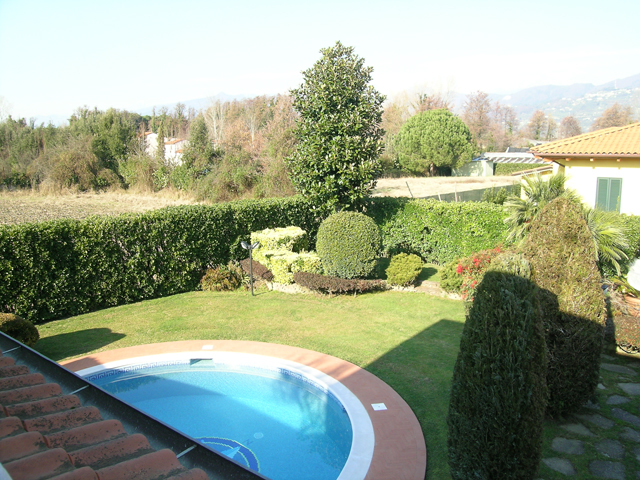 vista giardino e piscina della villa in vendita a Marina di Pietrasanta Cod 1150