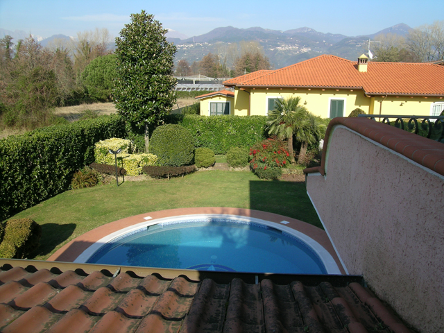 Panorama dalla camera da letto della villa con piscina in vendita a Marina di Pietrasanta Cod 1150