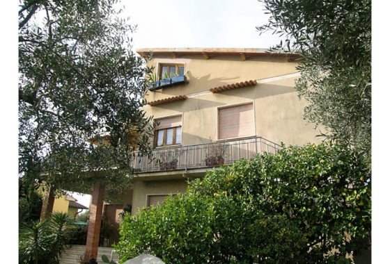 Case in Versilia, casa con due unità immobiliari in Versilia