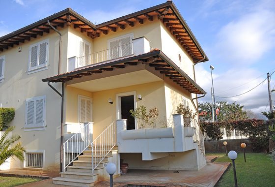 casa in versilia, bifamiliare in vendita a marina di pietrasanta