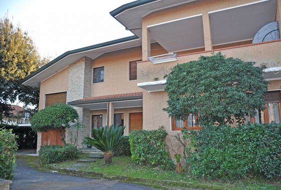 Casa a Marina di Pietrasanta, Villa bifamiliare in vendita a Marina di Pietrasanta