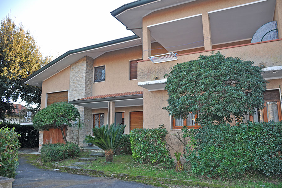 Casa a Marina di Pietrasanta, Villa bifamiliare in vendita a Marina di Pietrasanta